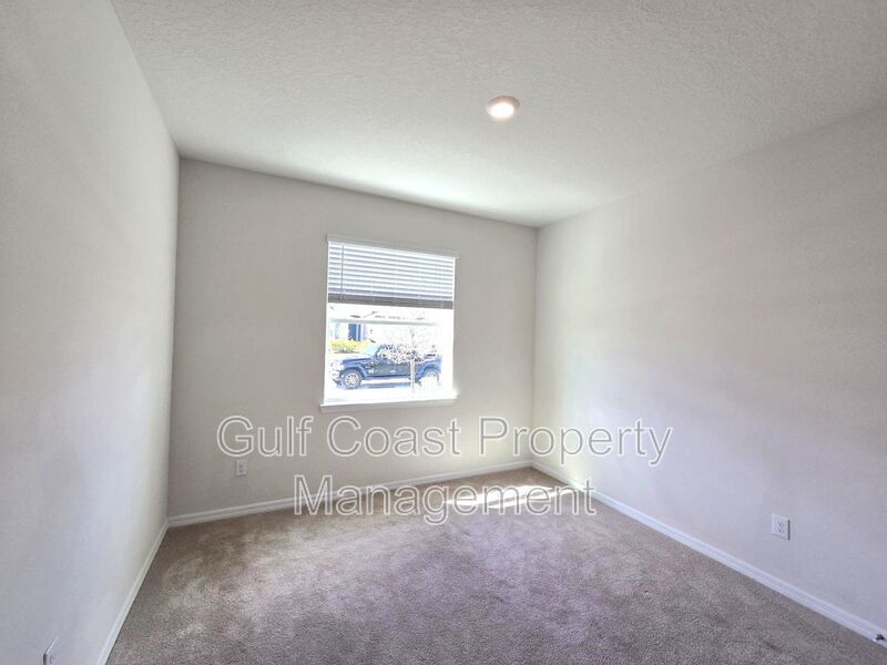 Spacious Annual Rental with Three Bedrooms, office and 2.5 Baths in the Gated Community of Coddington property image