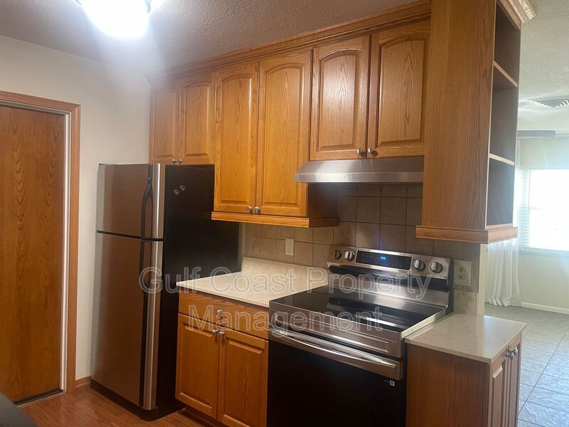 Bright Updated Venice Home with Lanai & Large Yard property image