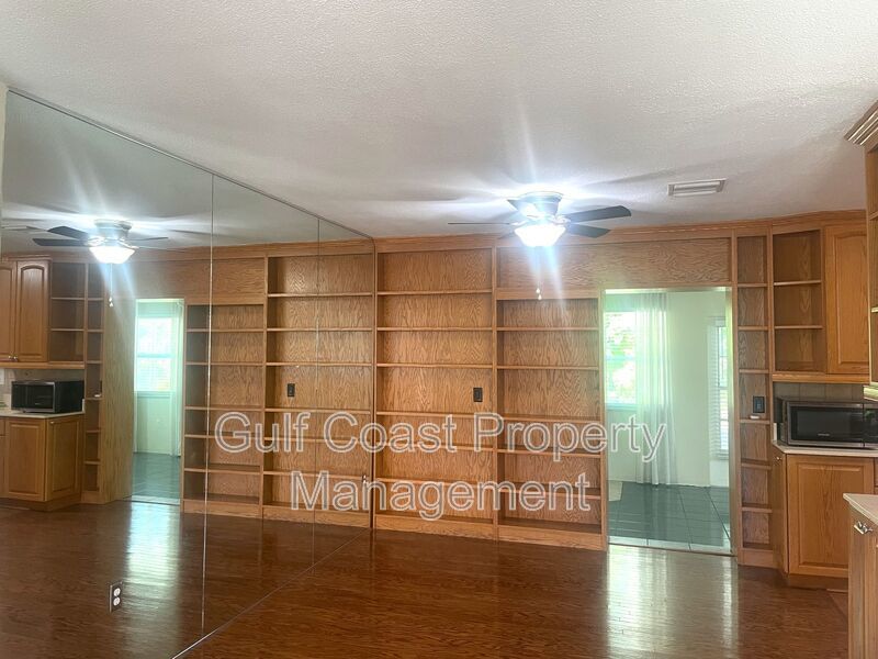 Bright Updated Venice Home with Lanai & Large Yard property image