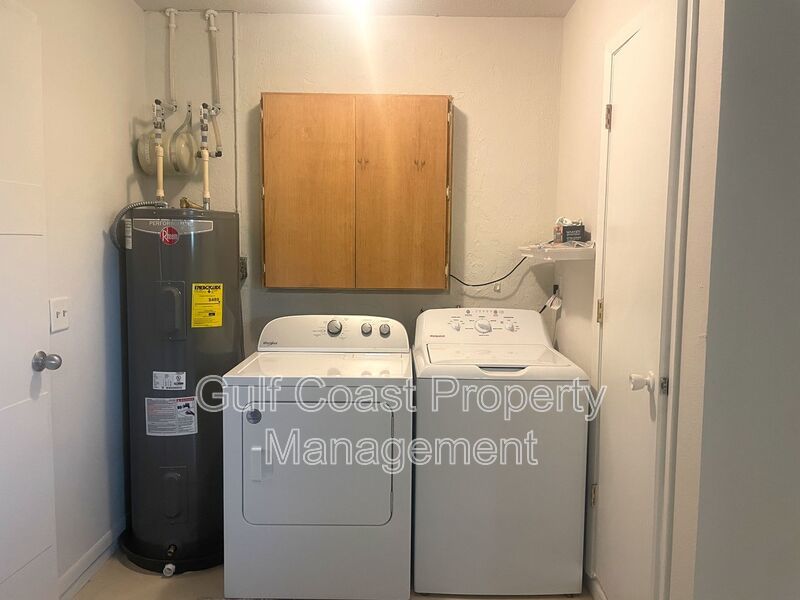 Bright Updated Venice Home with Lanai & Large Yard property image