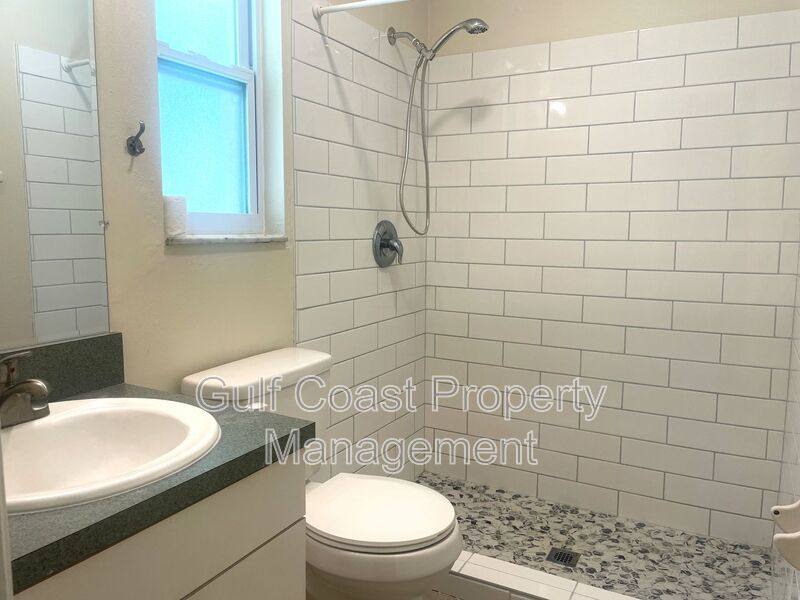 Bright Updated Venice Home with Lanai & Large Yard property image