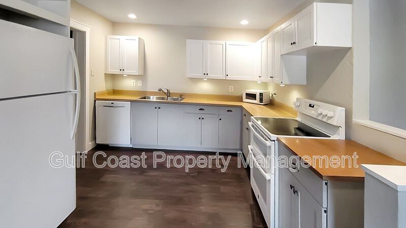 Annual Rental Home with Two Bedrooms, One Bath, Plus a One Car Garage property image