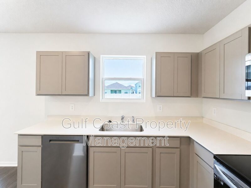 Annual Rental | Spacious 5 Bed, 3 Bath with Loft & Fenced Backyard in Broadleaf – Parrish Living at Its Finest property image