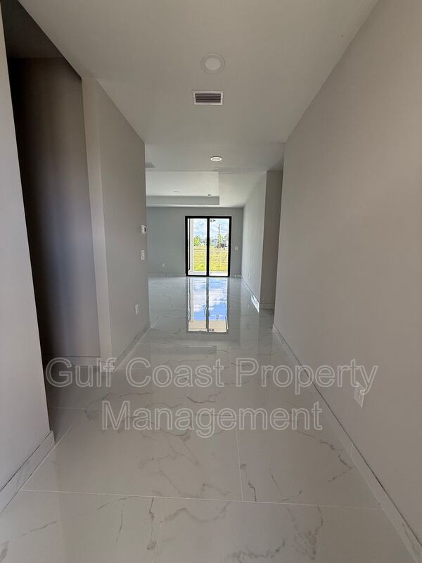 2015 Northeast 8th Place property image