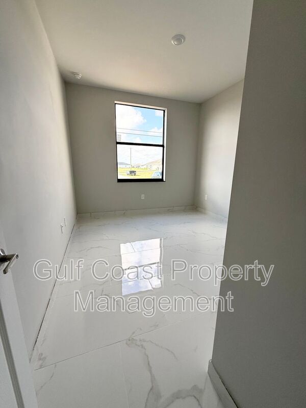 2015 Northeast 8th Place property image