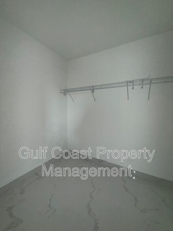 2015 Northeast 8th Place property image