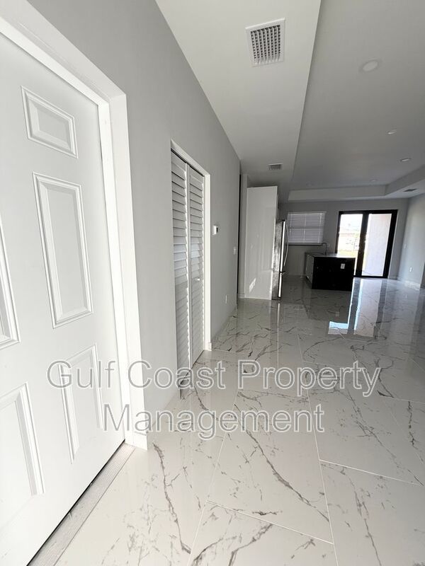 2216 NE 10th Place property image