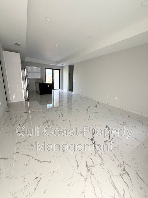 2216 NE 10th Place property image