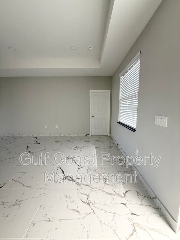 2216 NE 10th Place property image