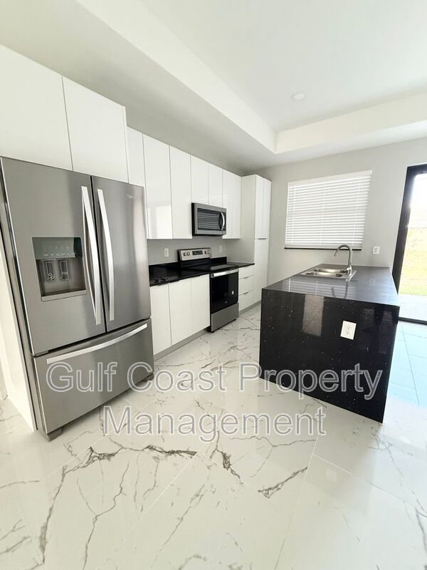 2216 NE 10th Place property image