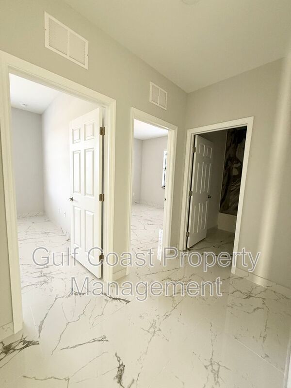 2216 NE 10th Place property image