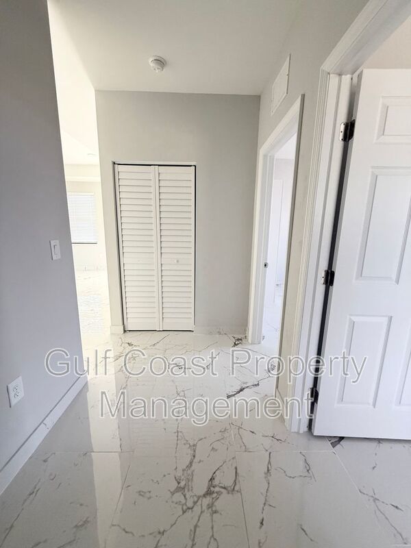 2216 NE 10th Place property image