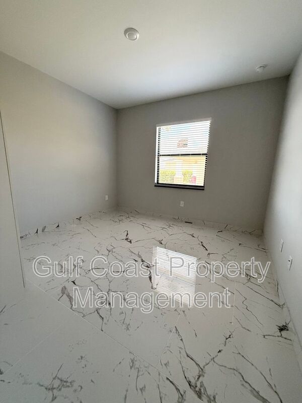 2216 NE 10th Place property image
