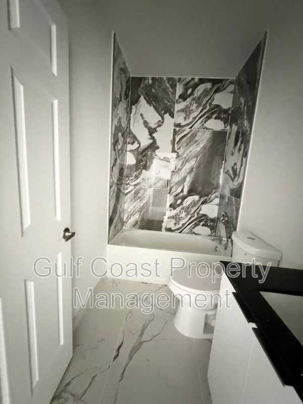 2216 NE 10th Place property image