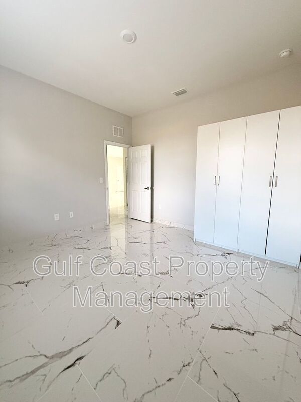 2216 NE 10th Place property image