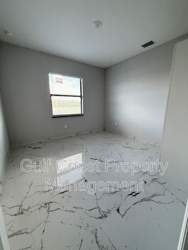 2216 NE 10th Place property image