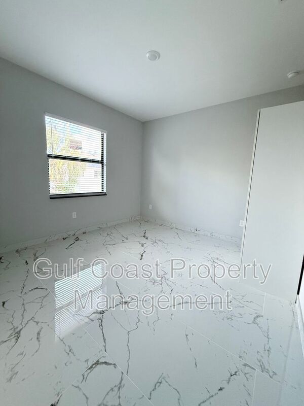 2216 NE 10th Place property image