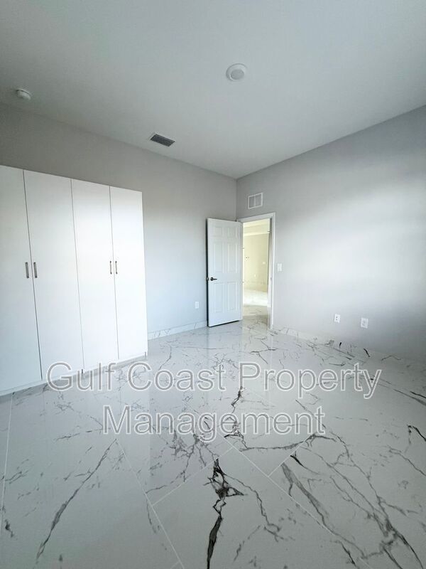 2216 NE 10th Place property image