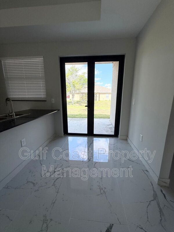 2216 NE 10th Place property image