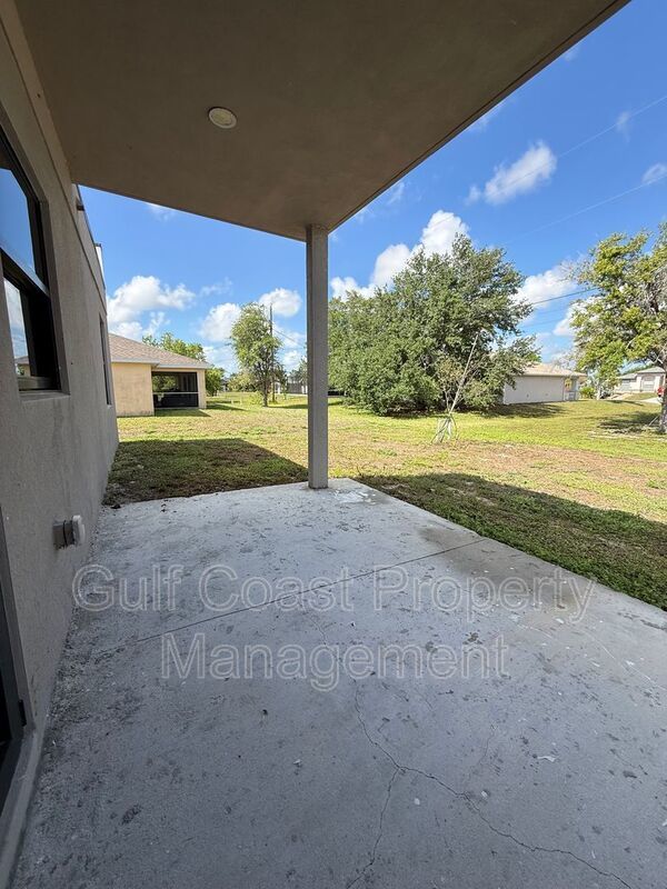2216 NE 10th Place property image