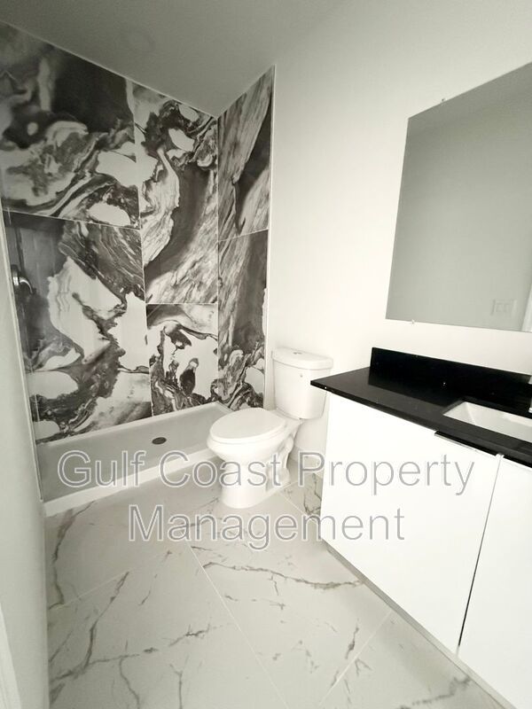 2216 NE 10th Place property image