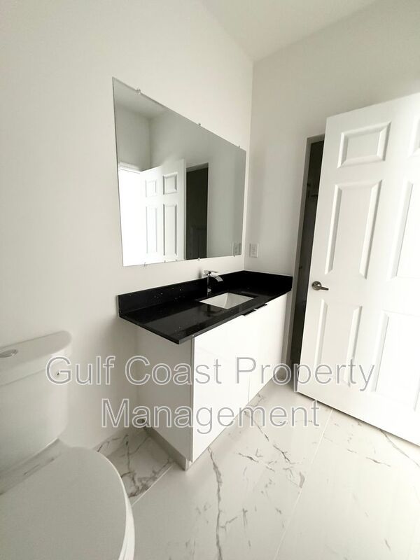 2216 NE 10th Place property image