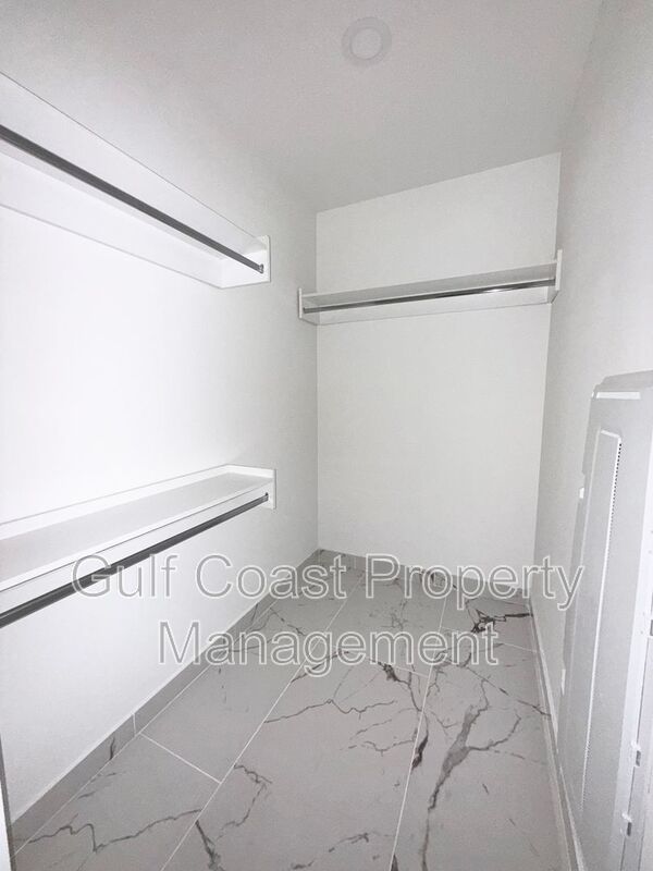 2216 NE 10th Place property image